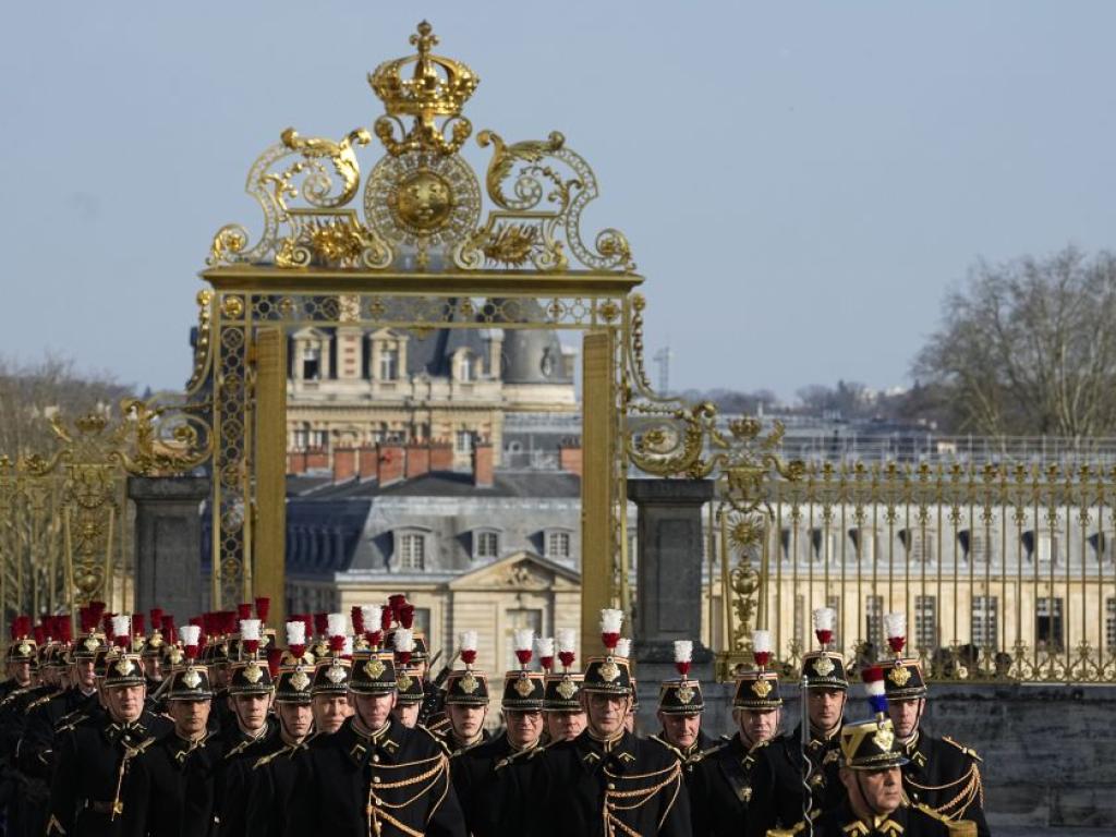 Дворецът Версай във Франция е в процес на евакуация след