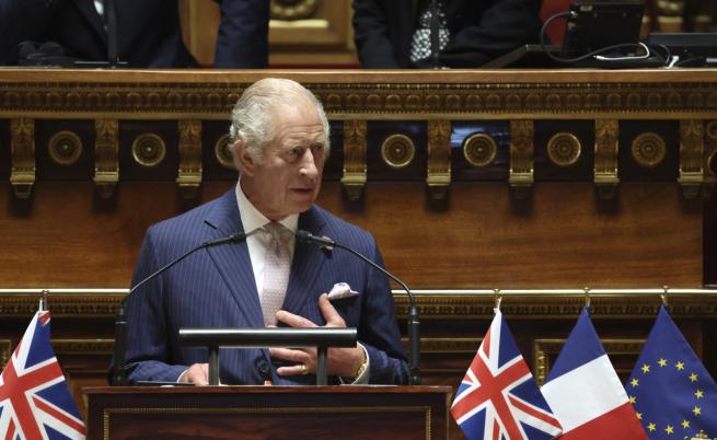 Историческа реч: Аплодираха Чарлз III на крака във френския Сенат
