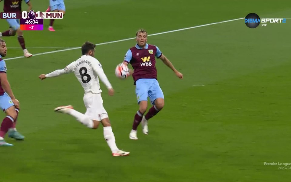 В края на първото полувреме Джони Еванс с перфектен дълъг