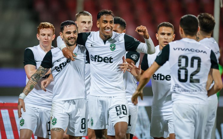 Лудогорец бе предизвикан, но успя да надвие Локо София след обрат