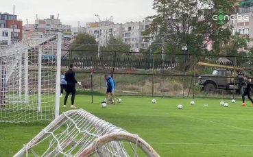 Левски тренира с оскъдна група за Славия (видео)