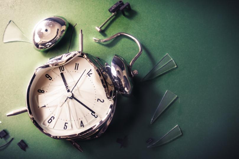 <p><b>Неработещ</b><b> часовник</b><br />
Тъй като часовниците отбелязват изтичането на времето, те отдавна се свързват със смъртта. Във Викторианската епоха часовниците са били спирани, когато човек от домакинството е починал, така че не е изненадващо, че часовник, който внезапно е спрял да работи, предвещава лош късмет.</p>