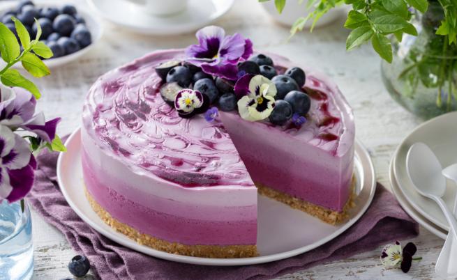 Изящна и красива: Рецепта за лилава шоколадова торта без печене