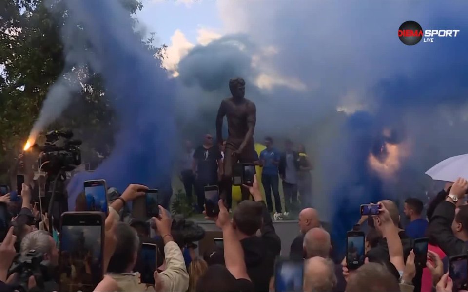 Паметникът на Гунди е в столичния парк Гео Милев“. Той