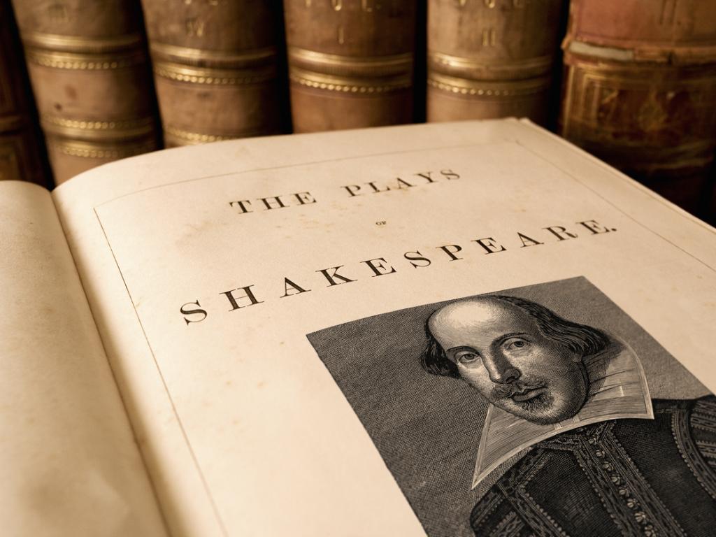 През 52-те си години на Земята Уилям Шекспир обогатява английския