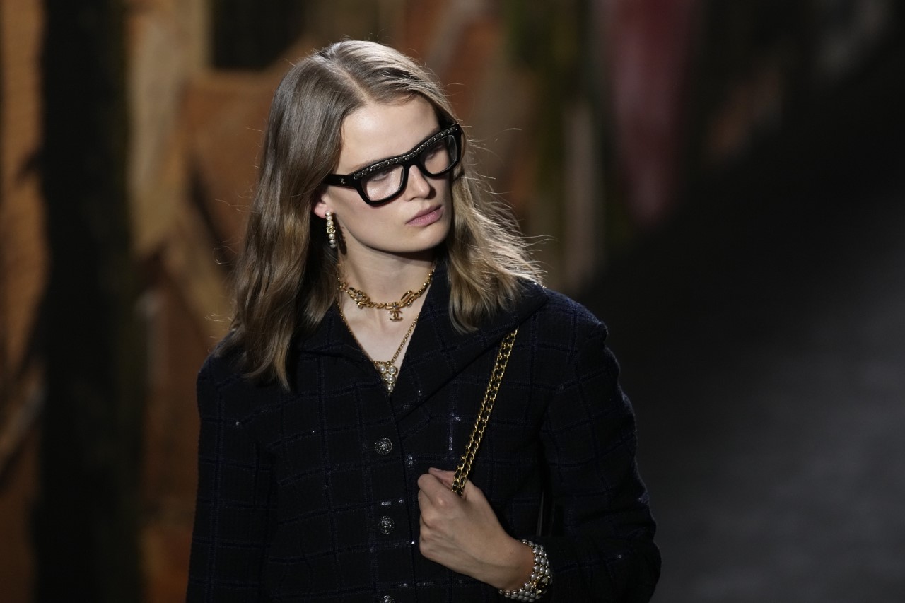 <p>Моделите носят творенията от модната колекция пролет/лято 2024 на Chanel, представена във вторник</p>