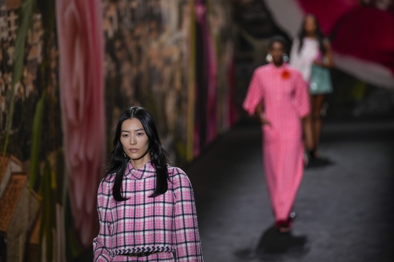 <p>Моделите носят творенията от модната колекция пролет/лято 2024 на Chanel, представена във вторник</p>