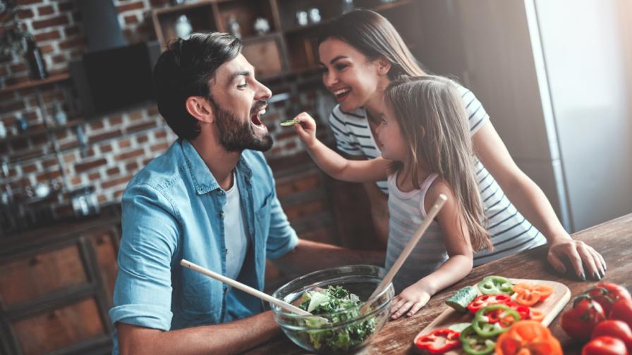 Децата, които вечерят без бащите си, израстват по-невъзпитани