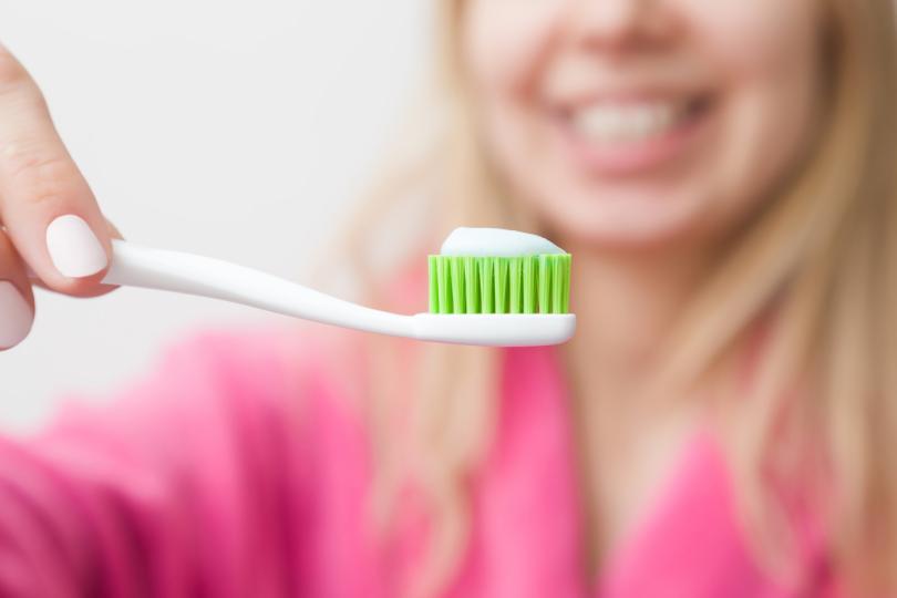 <p><strong>НЕ съхранявайте четката си за зъби в шкаф или чекмедже</strong></p>

<p>Едно бързо търсене в Google ще ви покаже, че трябва да съхранявате четката си за зъби в шкафа под или над&nbsp;мивката в банята, но Американската асоциация на денталните лекари препоръчва да държите четката си за зъби на открито, за да предотвратите развитието на микроби. Най-добре е да я оставите на плота в банята, но и за това си има някои условия...</p>

<p>&nbsp;</p>

<p>&nbsp;</p>