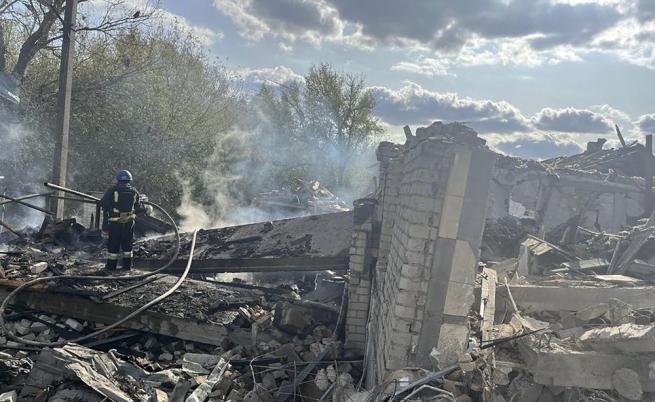 Руски ракетни удари над пощенски склад в Украйна убиха 6 души и раниха 17