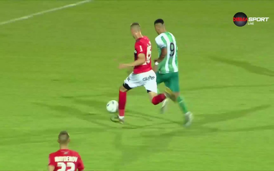 След 28 минути игра Берое имаше отличен шанс да поведе