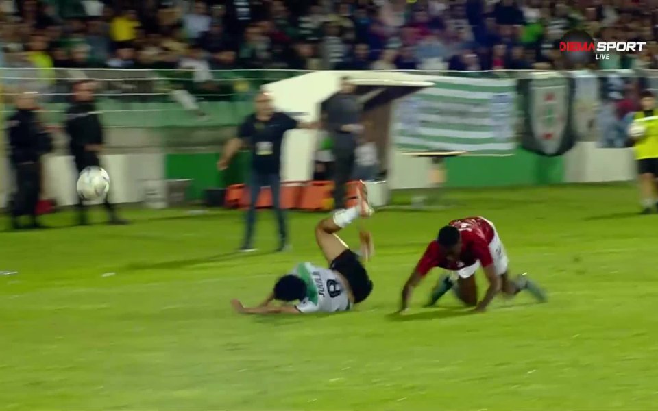 15 минути преди края Хорхе Сегура извърши нарушение, което му