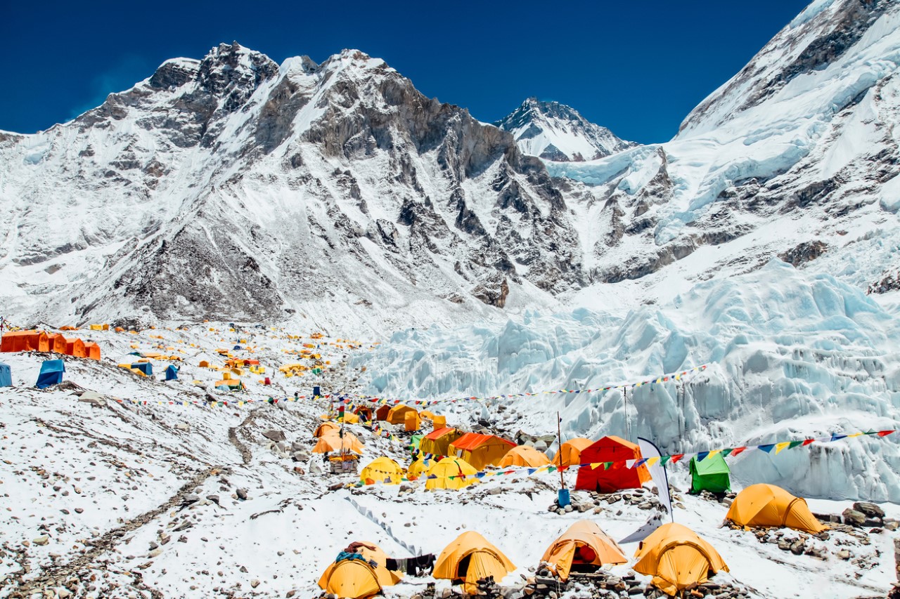 <p><strong>Базовият лагер на Еверест ще се премести заради топенето на ледниците</strong></p>

<p>През юни 2022 г. Непал обяви, че ще премести базовия лагер на Еверест на място с по-ниска надморска височина, тъй като сегашният район е дестабилизиран от топящите се ледници. Ледникът Кхумбу, на който е разположен лагерът, се топи по-бързо поради изменението на климата, което води до отваряне на пукнатини, които правят терена нестабилен и опасен. Знаковият ход ще доведе до преместване на лагера от височина 5 364 м&nbsp;на височина от около 200-400 м&nbsp;по-ниско.</p>