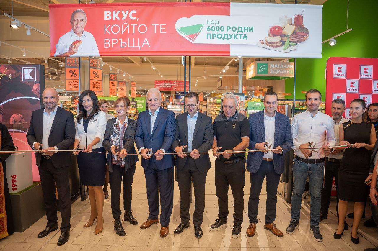 Kaufland открива 14-ия си хипермаркет в София с изложба на знакови предмети на Христо Стоичков