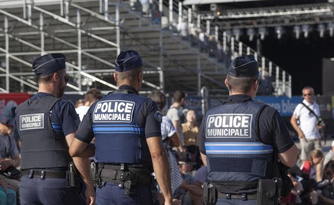 Заради бомбени заплахи: Евакуираха осем летища във Франция и двореца 