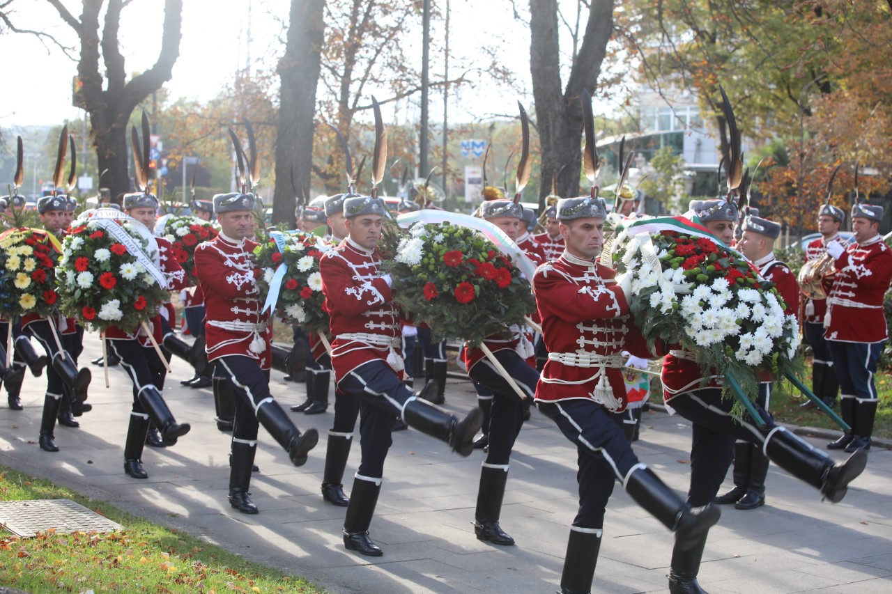 <p>Държавният глава Румен Радев, министърът на отбраната Тодор Тагарев и заместник-началникът на отбраната генерал-лейтенант Михаил Попов участваха в отбелязването на 111-ата годишнина от първия боен полет на военната авиация и празника на Военновъздушните сили</p>