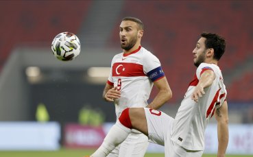 Нападателят на Турция Дженк Тосун отбеляза два гола за