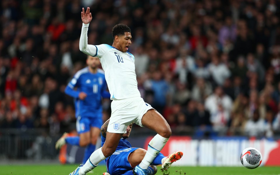 Англия и Италия играят при резултат 2:1. Срещата ще се предава