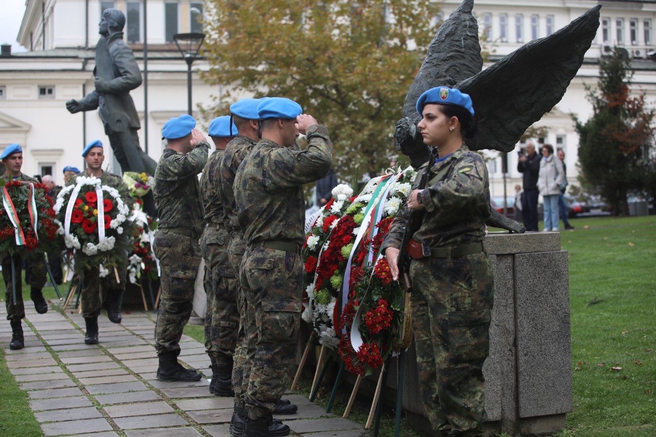 <p>Пред паметната плоча на загиналите парашутисти на площад &bdquo;Народно събрание&ldquo; се провежда военен ритуал с поднасяне на венци и цветя, по повод Празника на военните парашутисти.</p>