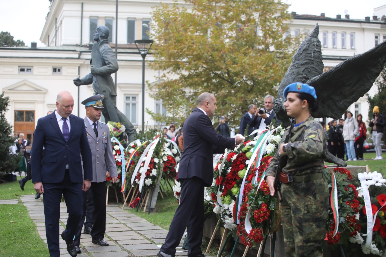 <p>Пред паметната плоча на загиналите парашутисти на площад &bdquo;Народно събрание&ldquo; се провежда военен ритуал с поднасяне на венци и цветя, по повод Празника на военните парашутисти.</p>