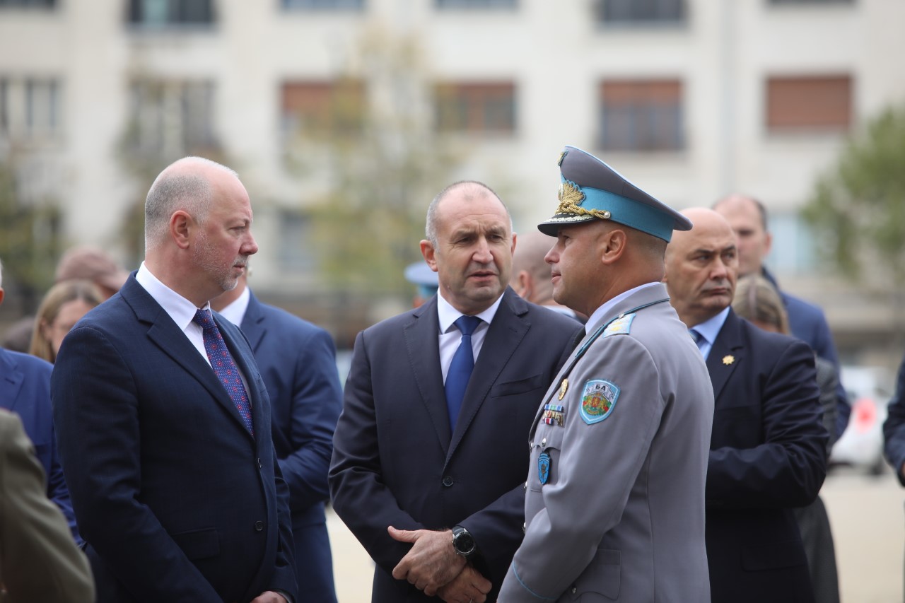 <p>Пред паметната плоча на загиналите парашутисти на площад &bdquo;Народно събрание&ldquo; се провежда военен ритуал с поднасяне на венци и цветя, по повод Празника на военните парашутисти.</p>