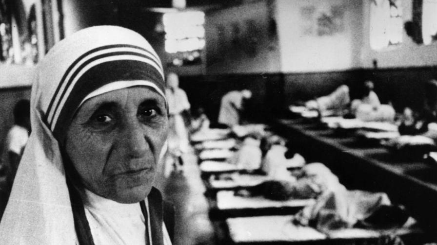 Как Майка Тереза ​​стана светица заради чудеса, които никога не са се случвали