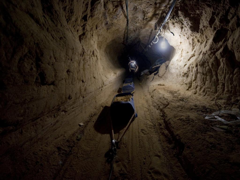 Огромна мрежа от тунели приличаща на паяжина Така 85 годишна израелска