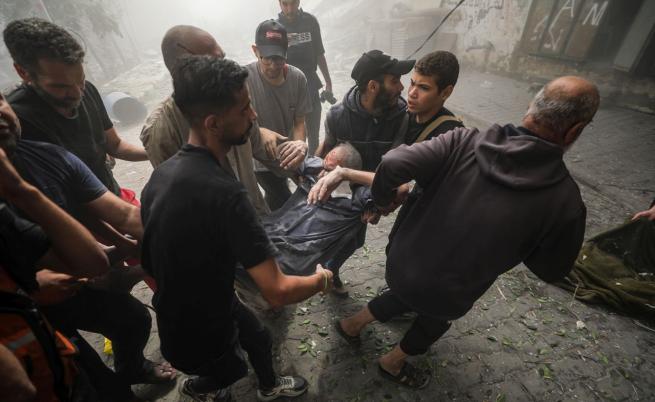Хиляди нахлуха в центрове за помощи в Газа, разграбвайки продукти