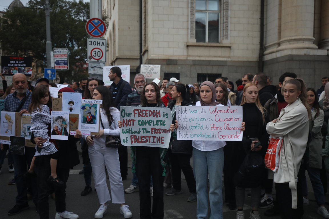 <p>Стотици се събраха на протест в защита на палестинския народ в центъра на София тази вечер</p>