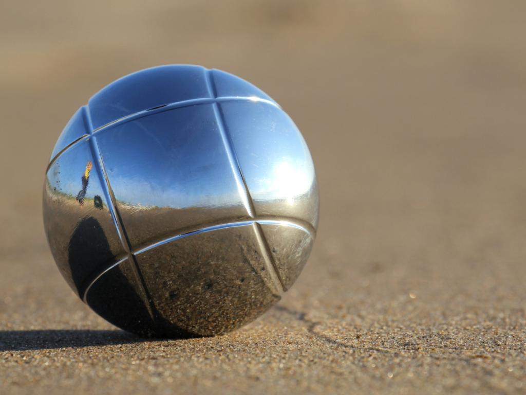 Австралиецът който откри мистериозна метална топка на плаж направи зашеметяващо