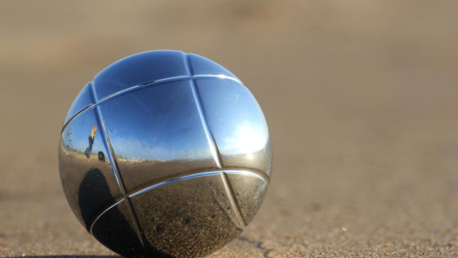 Мистериозна метална топка изплува край бреговете на Австралия (СНИМКИ)