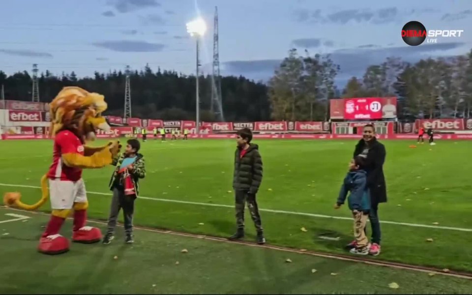 Талисманът на ЦСКА 1948 използва полувремето на сблъсъка срещу Локомотив