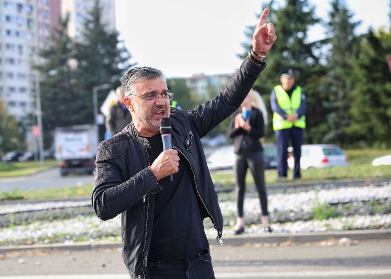 <p>На изхода на Бургас, в посока автомагистрала &quot;Тракия&quot;, се провежда протест на работещите нефтохимици в &quot;Лукойл Нефтохим Бургас&quot; АД. Причината е възможността за прекратяване на дерогацията за внос на руски петрол.</p>