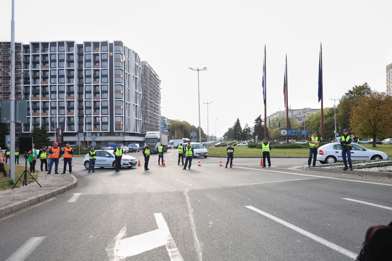 <p>На изхода на Бургас, в посока автомагистрала &quot;Тракия&quot;, се провежда протест на работещите нефтохимици в &quot;Лукойл Нефтохим Бургас&quot; АД. Причината е възможността за прекратяване на дерогацията за внос на руски петрол.</p>