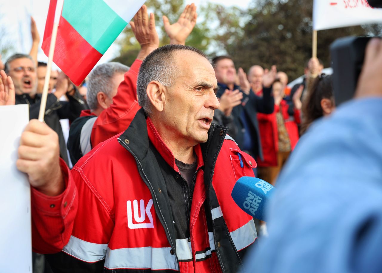 <p>На изхода на Бургас, в посока автомагистрала &quot;Тракия&quot;, се провежда протест на работещите нефтохимици в &quot;Лукойл Нефтохим Бургас&quot; АД. Причината е възможността за прекратяване на дерогацията за внос на руски петрол.</p>