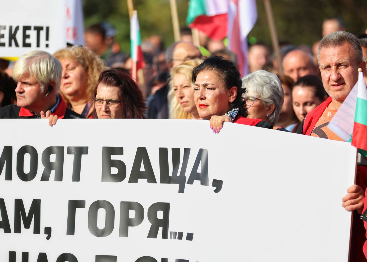 <p>На изхода на Бургас, в посока автомагистрала &quot;Тракия&quot;, се провежда протест на работещите нефтохимици в &quot;Лукойл Нефтохим Бургас&quot; АД. Причината е възможността за прекратяване на дерогацията за внос на руски петрол.</p>