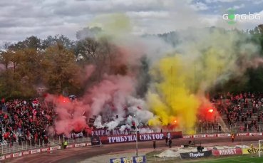 Феновете на ЦСКА засвидетелстваха подкрепата си към червените с ефектно
