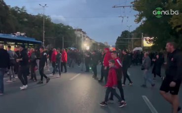 Феновете на ЦСКА излязоха на протест веднага след срещата с