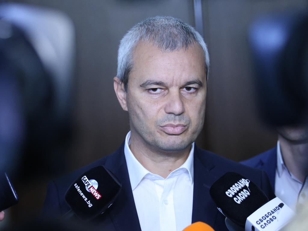 Лидерът на партия Възраждане Костадин Костадинов се изправя пред Софийския