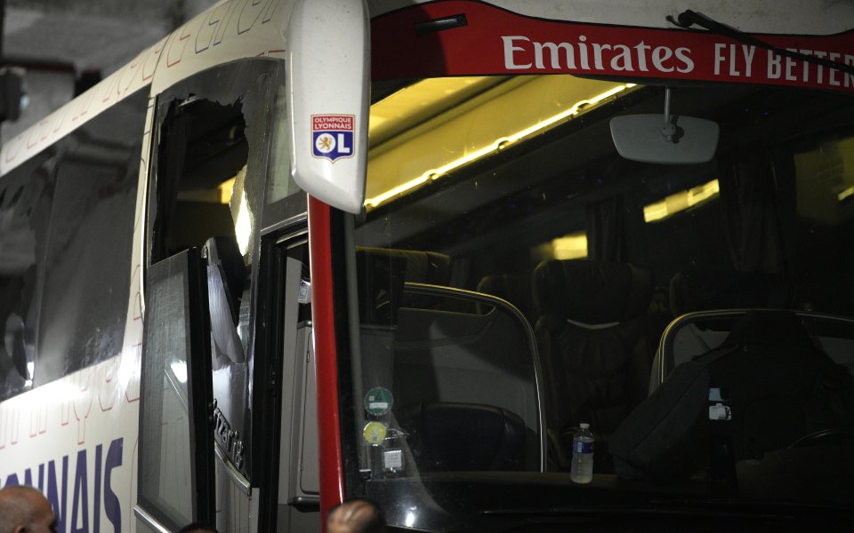 Автобусът на Лион е бил замерян с камъни напът за
