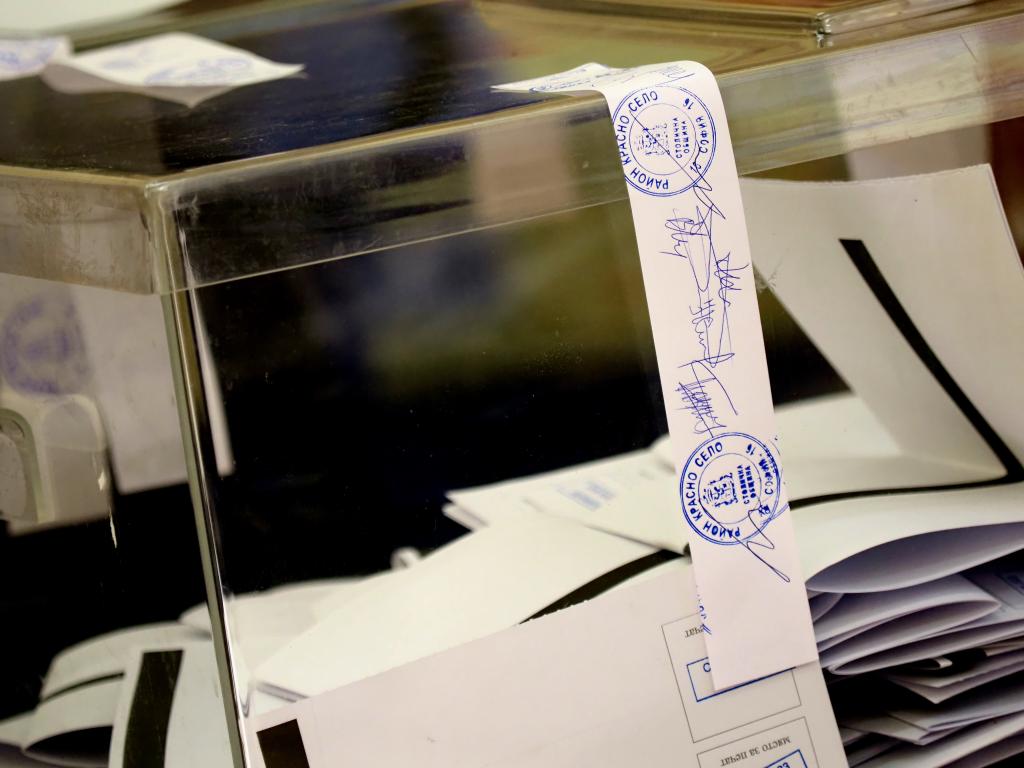 Избирателната активност в София към 08:00 часа е 0,9%, сочат