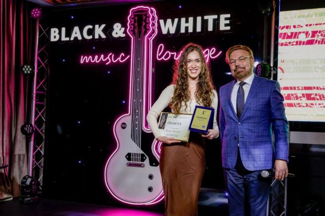 Мило Борисов, основател на продуцентска къща Palms Music връчва наградата на Ана Родригез, годеница на победителят  Живко Василев