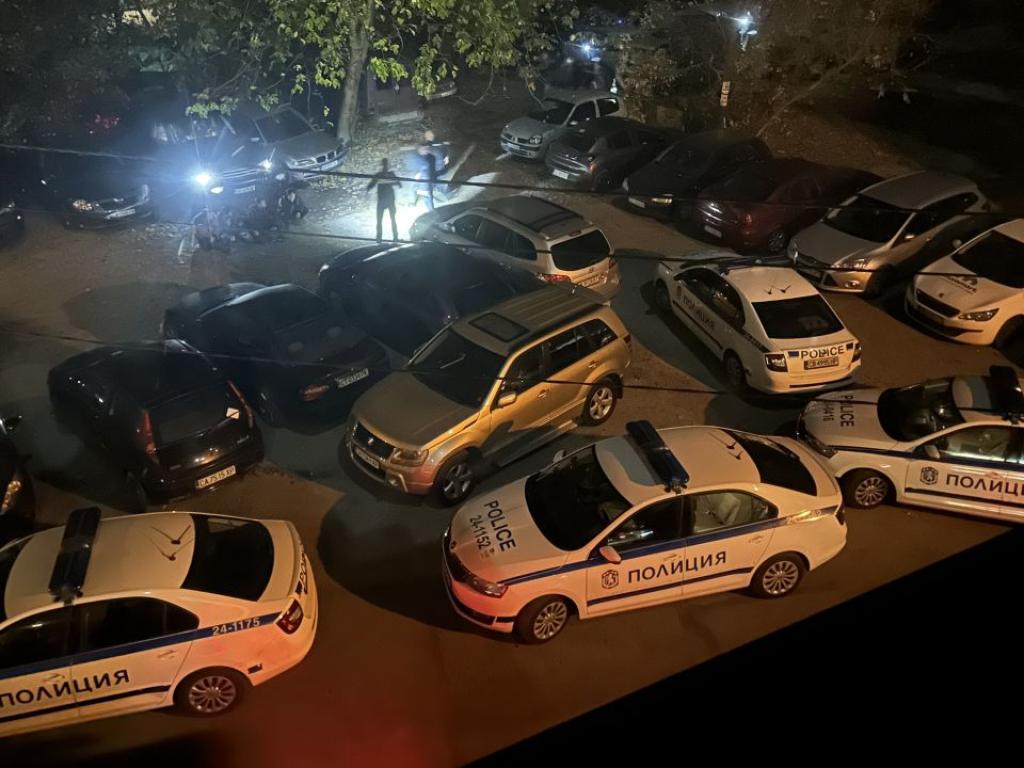 Встоличния квартал Витоша около полунощ полицията установи два автомобила, в