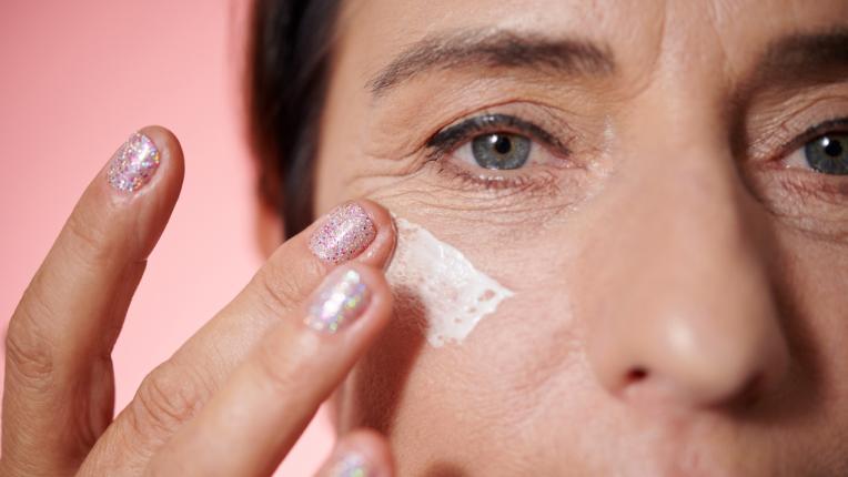  Грешките в грима, които позволяват дамите над 50 години 