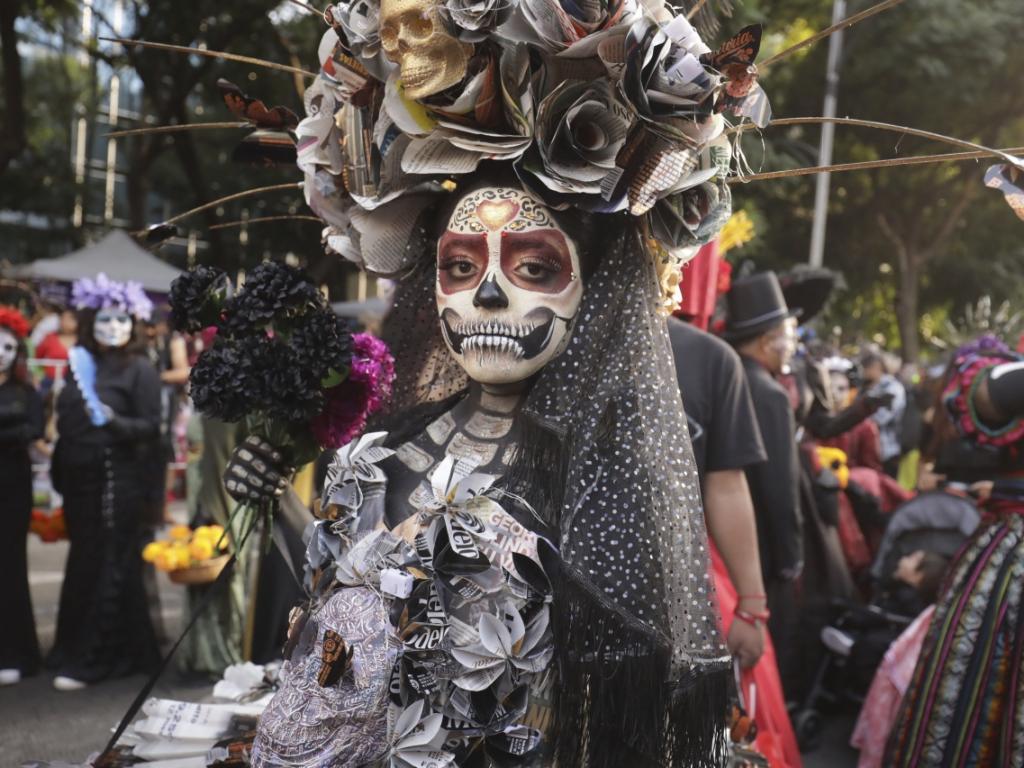 Мексиканците участваха в парада Катринас оживено шествие на скелети в