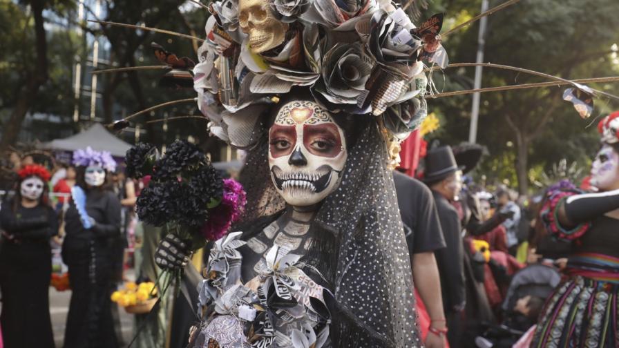 Парад на цветове и черепи: "Катаринас" и Денят на мъртвите в Мексико (СНИМКИ)