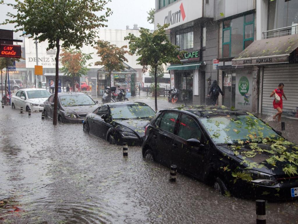 Мощна буря в Истанбул. Лошото време обхвана както европейската, така