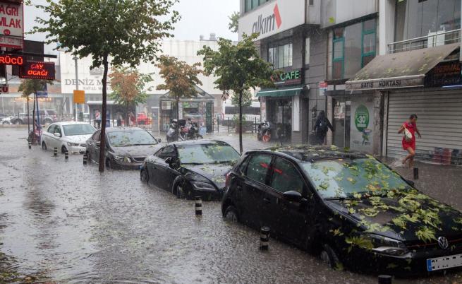 Мощна буря удари Истанбул