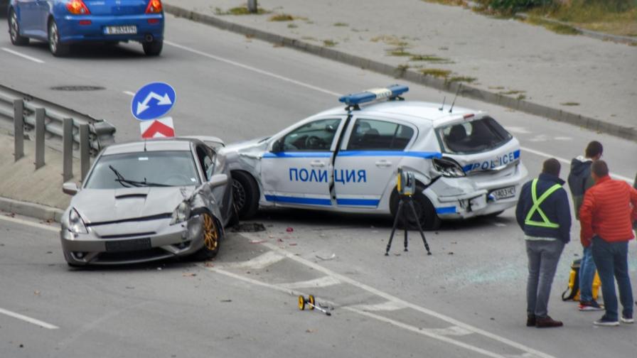 Дрогиран шофьор блъсна патрулка във Варна, двама полицаи са в болница (СНИМКИ)