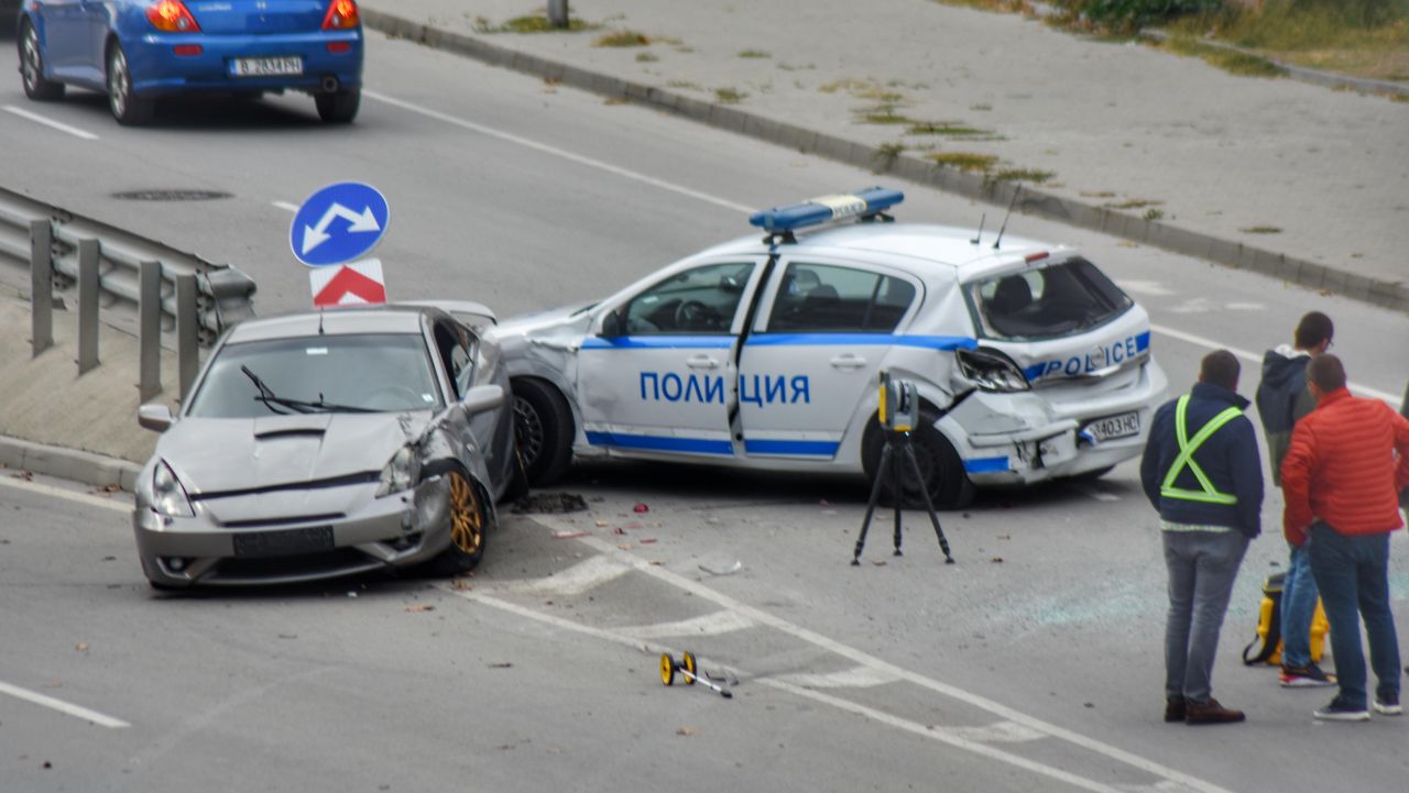 <p>Дрогиран шофьор блъсна патрулка във Варна, полицаите са в болница</p>